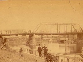 Fifth Street Bridge, shortly after it was completed in 1885.