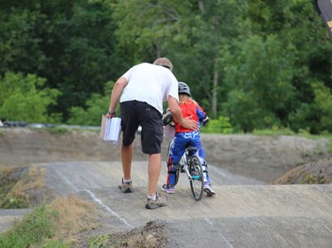 Announcer Dan Drouin helping five-year-old Rylee Bush get back on track. Photo on Sunday, August 31, 2022, in Cornwall, Ont. Todd Hambleton/Cornwall Standard-Freeholder/Postmedia Network