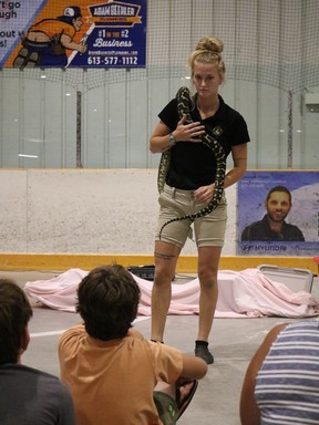 Tristen Marks klausosi klausimo per savo pristatymą iš Little Ray's Reptiles 2022 m. rugpjūčio 5 d., penktadienį, Long Sault, Ont. Laura Dalton / Kornvalio standartinis laisvasis turėtojas / Postmedia tinklas