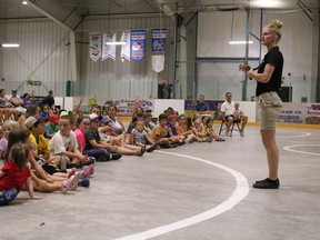 Tristen Marks pristato driežą miniai Long Sault arenoje per savo pasirodymą iš Little Ray's Reptiles 2022 m. rugpjūčio 5 d., penktadienį Long Sault, Ont. Laura Dalton / Kornvalio standartinis laisvasis turėtojas / Postmedia tinklas