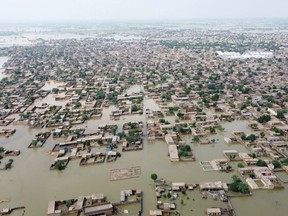 Vue générale des maisons submergées après les pluies et les inondations pendant la saison de la mousson à Dera Allah Yar, Jafarabad, Pakistan.  Reuter