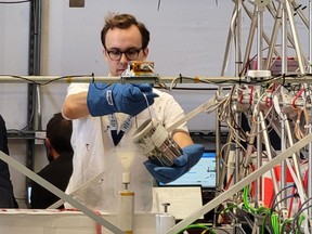 Mark Banas, absolwent Uniwersytetu w Toronto, nalewa ciekły azot, który chłodzi czujniki używane do pomiaru gazów cieplarnianych.  Czujniki były częścią ładunku wystrzelonego w stratosferę w zeszłym tygodniu w Bazie Balonów Stratosfery w Timmins.