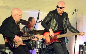 Гитарист Джон Тилл, слева, барабанщик Уэйн Браун и басист Шон Тилл выступают во время финального шоу B.W. Pawley и Plum Loco во время июньского концерта 2016 года в Veterans Drive bandshell в Стратфорде. (Фото из файла Postmedia Network)