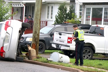 Sault Ste. Marie Police Service investigate a single-vehicle collision near 348 Farwell Terrace in Sault Ste. Marie, Ont., on Saturday, Sept. 17, 2022. (BRIAN KELLY/THE SAULT STAR/POSTMEDIA NETWORK)