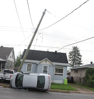 Sault Ste. Marie Police Service investigates a single-vehicle collision near 348 Farwell Terrace in Sault Ste. Marie, Ont., on Saturday, Sept. 17, 2022. (BRIAN KELLY/THE SAULT STAR/POSTMEDIA NETWORK)
