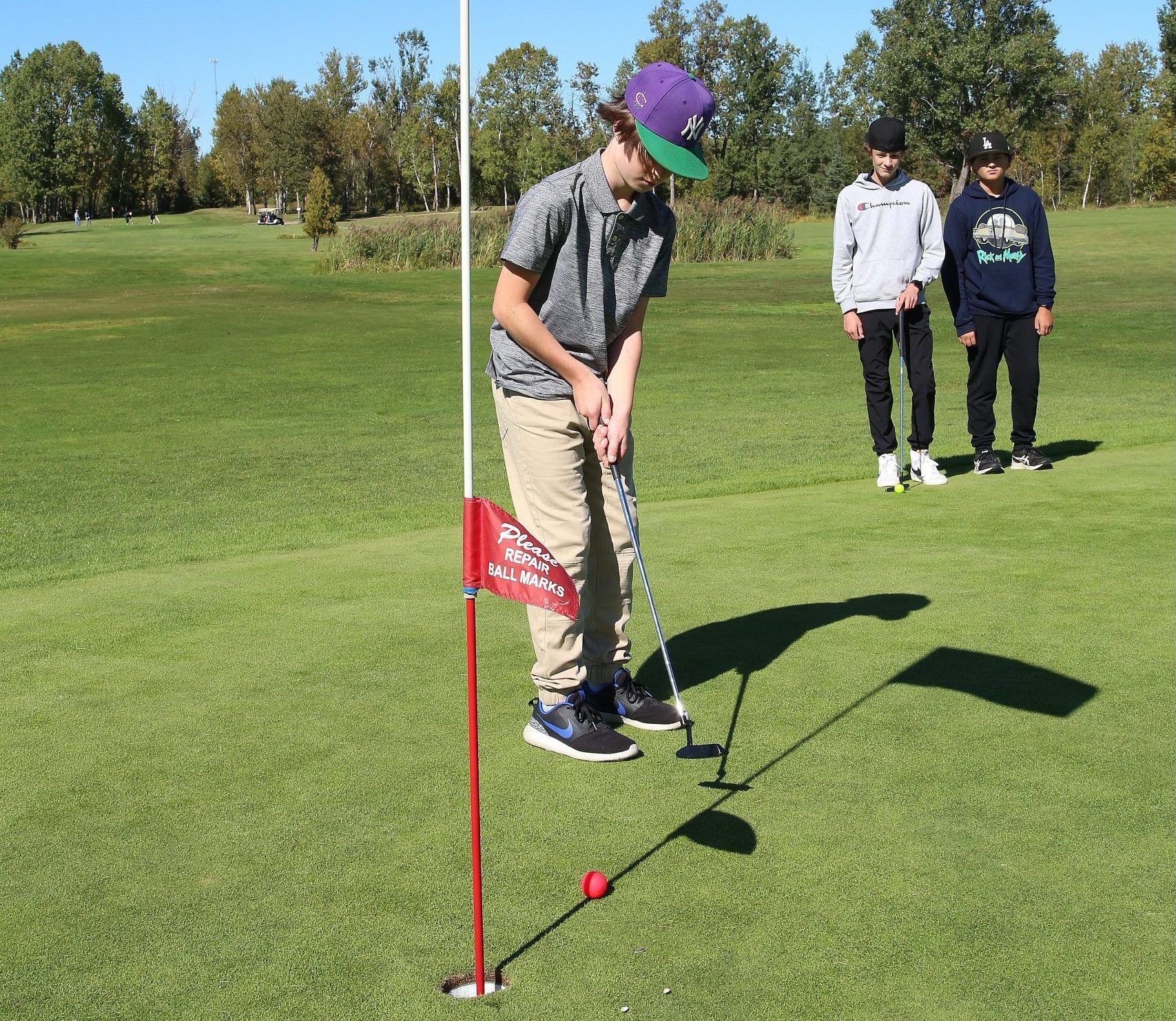 photo-nouvelon-student-athletes-take-part-in-elementary-school-golf