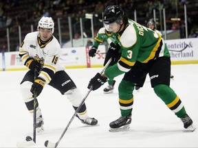 Sarnijas Stingas spēlētājs Anguss Makdonels (19) un Londonas Knights spēlētājs Sems Dikinsons (3) cīnās par ripu OHL pirmssezonas spēles pirmajā periodā Progressive Auto Sales arēnā Sarnijā, Ontario, sestdien, 2022. gada 10. septembrī Marks Malons. /Chatham Daily News / Sarnia Observer