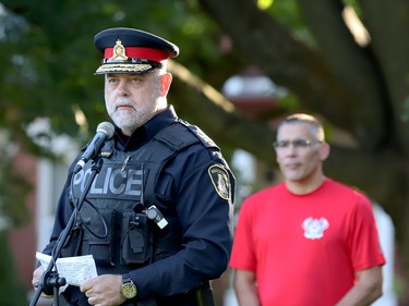 Brockville Police Chief Mark Noonan speaks to run participants on the Court House Green, while run co-chairman Bob Hackenbrook looks on. (RONALD ZAJAC/The Recorder and Times)