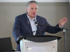 Le doyen du français lors d'une présentation à la Conférence municipale de la Commission de développement économique de l'Est de l'Ontario. Photo prise le vendredi 16 septembre 2022 à Cornwall, en Ontario. Todd Hambleton / The Free Cornwall Standard Network / Réseau postmédia