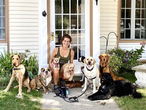 Megan Kaiser promeneur de chiens avec huit d'entre eux 