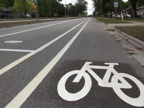 Une voie de stationnement flottante sépare une voie cyclable de la circulation automobile sur Indian Road, au nord de l'intersection de la chaussée avec Errol Road. (Tyler Kula/L'Observateur)