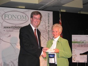 Town of Blind River Councillor Lila Cyr receives her Long-standing Service pin from Minister Jim Watson. (CNW Group/Ontario Ministry of Municipal Affairs and Housing)
