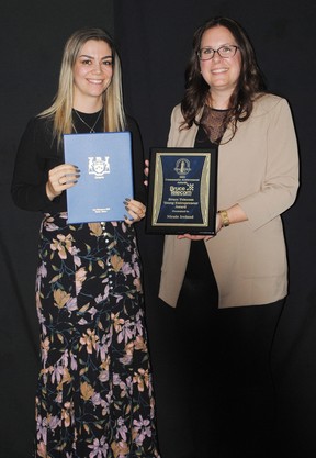 Nicole Ireland, kiri, pemenang Bruce Telecom Young Entrepreneur Award yang dipersembahkan oleh Stephanie Brunato.
