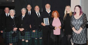Baris ke-2 dari kiri – Kincardine Scottish Pipe Band, Rick dan Marilyn Clarke, koordinator pariwisata Kota Kincardine Karlee Woodward, dan direktur Festival Skotlandia Tanya Jones.  Rick dan Marilyn Clarke menerima penghargaan Pariwisata untuk Lighthouse Blues Festival.