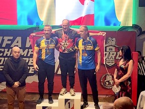 Troy Eaton (au centre), résident de Bloomfield, est un droitier champion du monde des grands maîtres dans la catégorie des 86 kg aux championnats du monde de lutte contre les bras de l'IFA qui se sont tenus à Dieppe en France plus tôt ce mois-ci.  Il est photographié lors de la cérémonie de remise des prix avec le médaillé d'argent Anders Karlsson (à gauche) et le médaillé de bronze Peter Sundlöf, tous deux suédois.