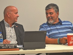 Edwardsburgh Cardinal mayor-elect Tory Deschamps (left) and Prescott mayor-elect Gauri Shankar chat during a tri-council meeting in Spencerville in late July 2022.
File photo/Postmedia Network