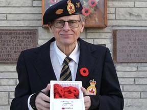 Un membre de la Légion royale canadienne offre des coquelicots à l'achat à l'approche du Memorial Day.  Les cérémonies du jour commémoratif du comté de Strathcona auront lieu à 10 h 30 le vendredi 11 novembre à Millennium Place.  RON GRECH / POSTMÉDIA
