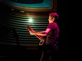 Rick Miller, scénariste/réalisateur/interprète/musicien/éducateur primé aux prix Dora et Gemini basé à Toronto, présente son spectacle solo signature, BOOM, à Horizon Stage le samedi 19 novembre à 19 h 30. Photographié par Paul Lambert.