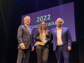 Vanessa Antoniuk, propriétaire de Kingsley Events, accepte le prix de l'attraction communautaire lors du 45e gala annuel des récompenses commerciales de la chambre de commerce de Sherwood Park et du district au Festival Place le vendredi 18 novembre. Lindsay Morey / News Staff