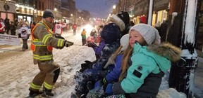 Pusaran salju membuat suasana parade Sinterklas kota