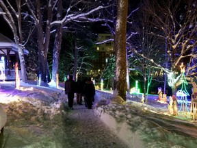 Pembukaan festival lampu kota diterpa badai musim dingin pada Sabtu malam