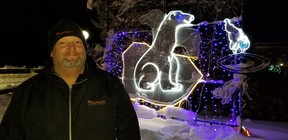 Kursi Festival of Northern Lights Jamie Walpole berdiri di samping tampilan beruang kutub animasi baru Sabtu, 19 November 2022, malam pembukaan untuk tampilan cahaya di Owen Sound, Ont.  (Scott Dunn/The Sun Times/Jaringan Postmedia)