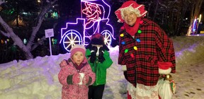 Mrs Claus berhenti untuk menyapa Ryder, 5, dan Sadie, 3, yang minum cokelat panas dan berjalan di sekitar Festival Cahaya Utara pada hari Sabtu, 19 November 2022 di Owen Sound, Ont.  (Scott Dunn/The Sun Times/Jaringan Postmedia)