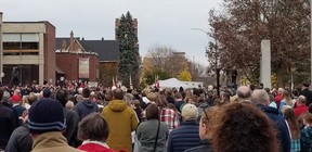Kerumunan orang menghadiri kebaktian Hari Peringatan Owen Sound pada Jumat, 11 November 2022. (Scott Dunn/The Sun Times/Postmedia Network)