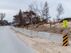Penghalang beton di jalan keluar di Sauble, tetapi tidak ada solusi parkir jangka panjang yang terlihat