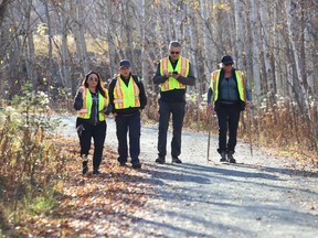 Brett Robinson de Please Bring Me Home participe à la recherche au Rotary Park Trail à Sudbury avec les membres locaux Natashia Pickering, deuxième à gauche, et Julie Charette, à droite, mardi.
