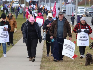 CUPE education workers and supporters picket on the Kingsway in Sudbury, Ont. on Monday November 7, 2022. John Lappa/Sudbury Star/Postmedia Network