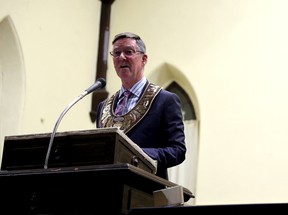 Walikota Ian Boddy, yang memasuki masa jabatan ketiganya sebagai kepala dewan kota Owen Sound, memberikan sambutan di dalam Harmony Center selama deklarasi jabatan Senin malam dan rapat dewan pengukuhan untuk masa jabatan 2022-20256.  Greg Cowan/The Sun Times