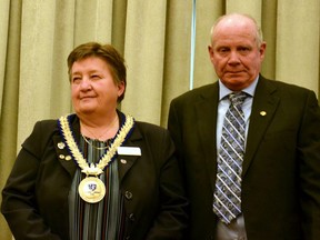 Walikota Perth East Rhonda Ehgoetz memilih sipir Kabupaten Perth