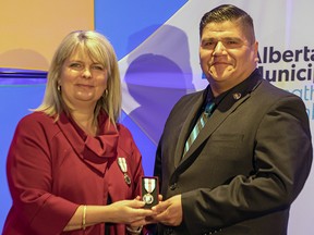 ABmunis President Cathy Heron presents citizen community builder Mitch Newton with a Queen Elizabeth II Platinum Jubielee medal at an Edmonton ceremony on Nov. 27.