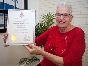 Relawan Stratford, veteran yang diakui dengan pin Platinum Jubilee