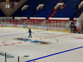Jauni logotipi pilsoniskajā kompleksā gaidāmajam Pasaules junioru hokeja izaicinājumam Kornvolā.  Roberts Lefevrs / Kornvolas standarta brīvais turētājs / Postmedia tīkls