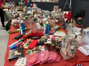 Bir sürü ödül ve eşya mevcuttu. Resim 25 Aralık 2022 Pazar günü Cornwall, Ont'ta çekildi. Todd Hambleton/Cornwall Ücretsiz Standart Ağ/Postmedia Ağı