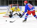 Ceturtdien, 2022. gada 8. decembrī, Kornvolā, Ontas štatā, Pasaules sērijas Junior A Challenge izstāžu spēlē no Cornwall Colts Dominiks Mārtins stājas rindā pret zviedru aizsargu Nou Erledenu.  Zviedrija uzvarēja ar 12:0.  Foto: Roberts Lefevrs / Hockey Canada