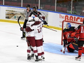 Foto: Roberts Lefebvre/Hockey Canada Latvijas spēlētāji svin ar vārtu guvumu pret Canada East Pasaules junioru izaicinājuma laikā Kornvolas pilsētvides kompleksā svētdien, 2022. gada 11. decembrī. Kanādas austrumi uzvarēja ar 3:1.