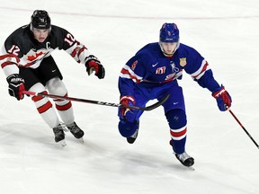 Foto: Roberts Lefebvre / Hockey Canada Sems Rinzels uzlika Kanādas Vestu Liamam Vatkinsam uz astes World Jr. Challenge laikā. A Kornvolas pilsētvides kompleksā svētdien, 2022. gada 11. decembrī. Kanādas rietumi uzvarēja ar 5:3.
