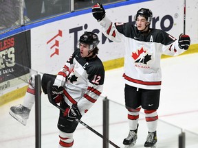 Roberts Lefevrs/Hockey Canada Photos Kanādas rietumu kapteiņi Liams Vatkinss un Eidens Finks svin Vatkina spēka paņēmienu vārtus pret Canada East World Jr. Challenge laikā. A Kornvolas pilsētvides kompleksā pirmdien, 2022. gada 12. decembrī. Kanādas rietumi uzvarēja 6. spēlē. 3.
