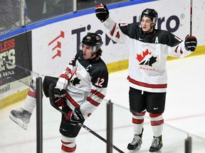 Roberts Lefevrs/Hockey Canada Photos Kanādas rietumu kapteiņi Liams Vatkinss un Eidens Finks svin Vatkina spēka paņēmienu vārtus pret Canada East World Jr. Challenge laikā.  A Kornvolas pilsētvides kompleksā pirmdien, 2022. gada 12. decembrī. Kanādas rietumi uzvarēja 6. spēlē. 3.