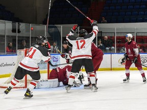 Foto: Roberts Lefebvre/Hockey Canada Canada West spēlētāji svin ar vārtu guvumu pret Latviju World Junior A Challenge spēlē Kornvolas pilsētvides kompleksā trešdien, 2022. gada 14. decembrī. Team Canada West uzvarēja ar 10:0