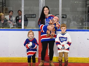 Roberts Lefebvre/Hockey Canada Images trešdien, 14. decembrī, Kornvolas pilsoniskajā kompleksā Kornvolas karaliskās komandas absolventa Deiva Izarda meita Kristīne kopā ar saviem bērniem bija goda viesi World Junior A Challenge spēlē starp Kanādas austrumiem un ASV. 2022. gads;  Viņi tika uzaicināti, jo tika paziņots, ka Ezards tiks uzņemts QJMHL slavas zālē 2023. gadā.