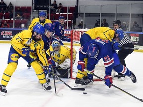 Roberts Lefevrs/Hockey Canada attēli Zviedrijas vārtsargs Noa Erledens skatās, kā komandas biedrs Villijs Johansons aizsit bumbu prom, spēlējot pret Amerikas Savienotajām Valstīm Junior World Challenge turnīrā Kornvolas pilsētvides kompleksā otrdien, 2022. gada 13. decembrī. ASV uzvarēja spēli, 3. -0.