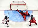 Roberts Lefevrs / Hockey Canada Images Kanādas Rietumu spēlētājs Koners Hellers Pasaules juniora izaicinājuma laikā guva spēcīgus vārtus, pārspējot Kanādas austrumu vārtsargu Ītanu Morou.  A Kornvolas pilsētvides kompleksā pirmdien, 2022. gada 12. decembrī. Kanādas rietumi uzvarēja 6. spēlē. 3.