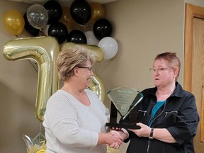 La propriétaire actuelle, Colette MacKillop, a reçu une plaque en diamant de la ville de Mayerthorpe, offerte par l'adjointe au maire Anna Greenwood, en reconnaissance du 75e anniversaire de Grigg Insurance.