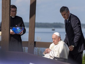 Le pape François s'est préparé à participer à la bénédiction du lac Sainte.  ce.  Le pape François s'est rendu au Canada pour présenter ses excuses aux survivants autochtones des abus commis pendant des décennies dans les internats gérés par l'Église catholique.