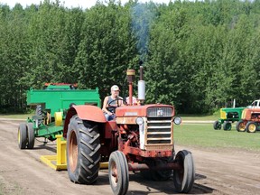 Emme Harapchuk de Sangudo a atteint 190,2 pieds (58 m) lors d'une traction de tracteur.  La Ol' Pembina Tractor Pull Society a organisé un tirage au milieu de l'été au Deep Creek Camping.