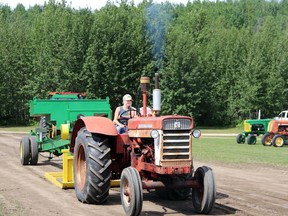 Emme Harapchuk de Sangudo a atteint 190,2 pieds (58 m) lors d'une traction de tracteur. La Ol' Pembina Tractor Pull Society a organisé un tirage au milieu de l'été au Deep Creek Camping.